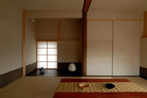 壁は柿渋和紙張り、床柱には皮付きの杉丸太を使った本格的な和室。次世代に伝えたい大切な文化がここにも。