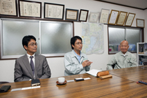 大阪市生野区の本社にてお話をうかがった。左から南可貫常務取締役、南晃行設計室長、南正助社長。