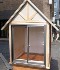 米田さんお手製の三角屋根の実験ハウス。内側と外側それぞれに温湿度計を設置している。