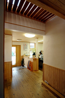 群馬県高崎市を拠点とするアライの本社社屋。木の香りがあふれる、高断熱高気密のモデル建築だ。