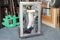 展示会で使われるデモ機たち。4面にエコガラス・真空ガラス・複層ガラス・単板ガラスをそれぞれはめ込んだオリジナルのデモ機に、ペンギンのフィギュアと氷水を入れ、結露のでき方を楽しく示す。