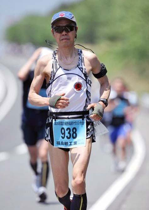 ハーフマラソンにエントリーした2011年富士裾野高原マラソン大会。1時間51分02秒で完走した（写真提供・折原硝子店）。
