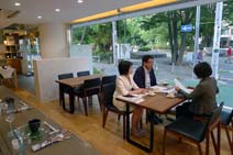 清水康弘社長と、営業企画室・広報担当の武田由紀子さんにもご同席いただいてお話をうかがった。緑多い文教地区にあるショールームは駅からもほど近く、多くの人々が家づくりの相談に訪れる
