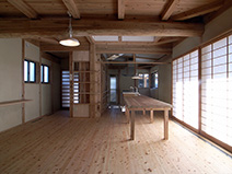 山本さんがつくる、木と土と紙でできた家。南向きの大きな窓から土佐和紙の障子越しに光が射し込む（写真提供：勇工務店）