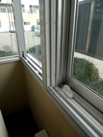 内窓設置工事の様子。通常、ひと窓30分～1時間で取付けできる。