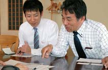 工事を振り返る総務部の髙田部長と横山さん。医療側と施工側双方の事情や要望を受け止め、ときには通訳しながら調整し、改修事業を成功させた立役者である