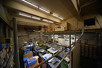 1階中央部分に配置された情報処理関連事業部。以前は大きな印刷機を置いていたため天井が高い。改修前の室内の雰囲気をよく残している