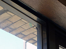 FIX窓の既存サッシでも引き違い窓と同様のガラス交換工事が可能。工事前とほとんど変わらない外見で断熱遮熱性能が大きく上がる