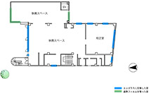 東海共同印刷社屋の基準階平面図。本館の東側に小さめの増築棟が付き、双方の床面は直接つながっている