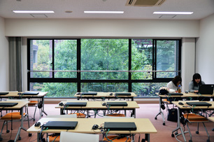 6号館マルチメディア教室の窓は幅5600mm高さ2400mmの大開口だ。中央のFIX窓は1800mm×1500mmの一枚ガラス。エコガラスを隔てて室内に緑と光を取り込む