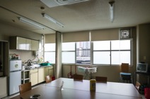 2階にある従業員用の食堂にはフロスト仕様のエコガラス窓を採用