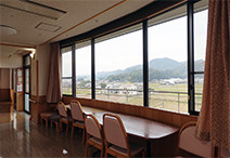 談話室は真北に向かって幅5mを超える窓があり、篠山の田園風景とかつて修験道場だった歴史のある多紀連山の峰々が眺められる。大きな開口はしかし、寒さの元凶でもあった