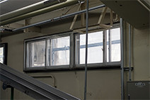 成型工場の二重窓は、内窓を真空ガラスに交換し外窓は既存のまま。２枚のガラスの間に真空層を持つガラスは、熱のほか音の伝わりに対する遮断力も高い