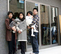 大きく広い視野を持って突き進む小さなガラス屋さん・ヨネダ商店を支える、米田さん自慢の家族がそろった。