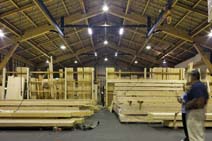 東濃地域40か所の製材所から集まる東濃ヒノキをはじめ、全国からやってくる材木が並ぶ木ポイントの倉庫。この規模の倉庫がいくつも建ち並び、常時約●●㎥の材木が買い付けを待っている。