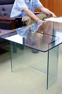 自社でデザインした美しいテーブルに、ガラスのプロとしての高い意識が表出する