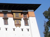 ブータンの宗教建築。写真下方、壁面に穿かれた小さな三角形の窓は、隈さんの考える三次元的な窓が具現化したひとつの姿だという。