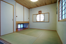 和室の吊押入の下につけられた地窓。暑い時期、低い位置から北の少し冷たい空気を取り入れることで、室内の熱気を排出する（煙突効果）を促す。日本の住まいに伝えられてきた昔からの知恵を現代に活かしている