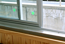教室の窓は既存サッシを生かし、アタッチメントを使ってエコガラスに交換した。