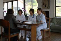西２病棟に勤務するスタッフにお話をうかがった。右からケアワーカーの津和崎麻葵さん、看護師の川野亜季子さん、病棟科長の山田智子さん