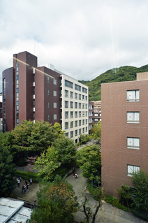 2019年に創立百周年を迎える甲南学園。甲南大学はその最高学府だ。岡本キャンパスはそのすぐ背後に六甲山の緑が広がっている