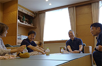 玉の肌石鹸の芹川 均さんと福田康之さん、施工を担当した遠藤硝子代表取締役の遠藤 俊さんにお話をうかがった