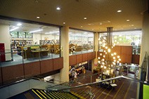 デザインを変えないZEB化 美しい経年図書館とエコガラス-エントランス