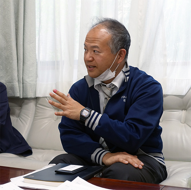 ケアスタッフをまとめる兵庫医科大学篠山キャンパス事務部介護サービス課課長補佐の小川孝博さん。医療・看護・介護活動の現場代表として、最前線と運営側の橋渡しを務めるキーパーソンだ