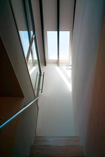 直射日光を受けて階下まで自然光を導く階段の上の天窓には、省エネ等級最高位のエコガラスを採用。夏場には、並木さんのアイディアでつけられた電動で出し入れできる庇が活躍する。