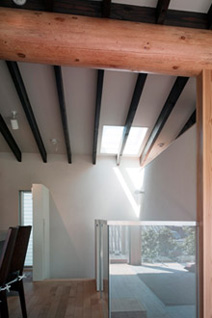 梁と垂木と白壁の存在感が示す通り、I邸のデザインコンセプトの中心は自然建材の代表格「木」と「土」。調湿作用があり、室内の空気清浄にも貢献する。珪藻土で塗られた壁は耐火性や保温性にも優れ、シックハウス症候群の心配もない。