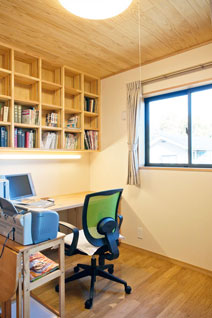 Nさんお気に入りの2階書斎は、本棚も机も作りつけの木製家具。