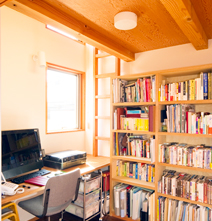 リビングに隣接する書斎。必要に応じて引き戸でリビングと別空間にすることもできる。ゆったりとした木の本棚サイドのはしごをのぼると開放的なロフト。