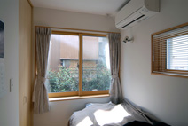 1階寝室。南側窓には庇もなく、直射日光の熱に対するエコガラスの断熱・遮熱性能が試される部屋だが、真夏もエアコンなしで閉め切って就寝できる。