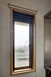 縦型ワイヤーの入ったガラスに古風なハンドル、フリクションステーとレトロ風味いっぱいの再利用窓に、ロール式の最新型の網戸を設置。住まい手の希望で、開け閉めできるすべての窓に網戸がつけられている。