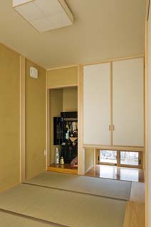 和室は客間としても使えるよう、リビングから離して配置された。Ａ邸唯一の畳敷きの部屋には地窓もつき、和風情緒いっぱい。