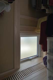 ガラリの下には、コールドドラフトを防ぐための温水暖房機が隠されている。和室と水まわりを除くＡ邸1階のすべての窓ぎわに設置された。エネルギー源は灯油ボイラー。