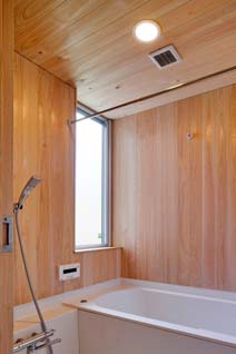 桧張りの浴室にも西向き・横すべり出しの断熱エコガラス窓がつけられた。家全体の通風に貢献しつつ、冬場の入浴では暖かさを保つ