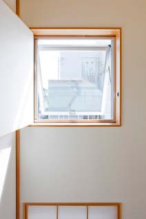 和室には、手前に内開きの障子を入れた横すべり出し窓が縦並びにふたつ。障子を閉めたまま開けておくことも可能だ