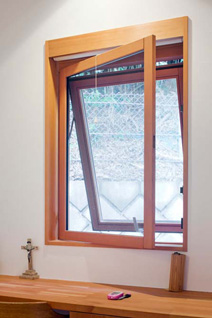 ダイニング東側の木製サッシ窓は奥行きが105mmあり、室内側に回転する網戸がつけられている