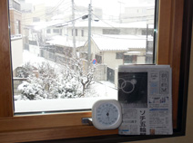 東京に大雪が降った2014年2月8日、練馬区の外気温は0℃。ストーブが停止したN邸ダイニングの温度計は20℃をさしていた（写真提供・Nさん）