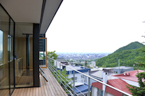テラスからは札幌の市街地が一望。天気がいい日には街並上部に山並みも見えるという