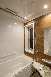 縁（えにし）を継ぐ新しい家 住まう人の心とエコガラスで温かく-浴室