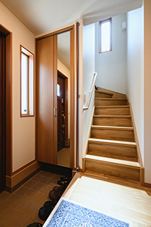 Low-Eガラス窓の家で得た 性能・快適・プライバシー-階段