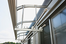 Low-Eガラス窓の家で得た 性能・快適・プライバシー-ベランダ庇具