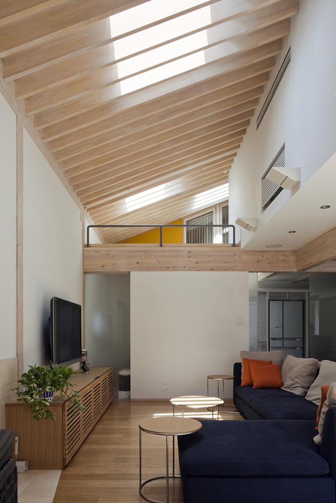 吹抜けの天窓から落ちる光が、リビングに独特の雰囲気と魅力をもたらす。天窓にはすべて網入り強化Low-E ガラスが採用され、夏の直射日光にも高い遮熱・断熱性能を発揮。 