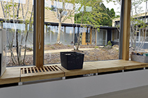 Low-Eガラスの透明感で 未来の福祉施設を見せる-窓台