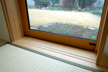 内側から外に張り出して窓につながる壁の厚みが、家全体を包み込む断熱材の存在を静かに主張する。