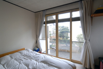 真冬の起床時の寒さがとりわけ厳しかった寝室も、内窓設置で暖かく。