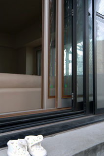K邸エコリフォームで採用された内窓の枠は、室内側に樹脂、室外側にアルミ素材を使い、気密性や堅牢性を向上させている。