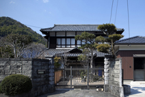 瀬戸内の陽光を浴びるH邸。伝統的な日本家屋の落ち着きと風格の漂うたたずまいだ。